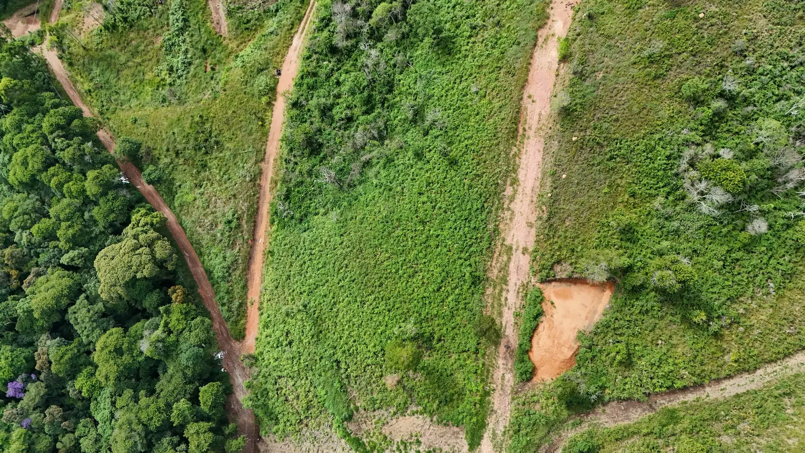 Vista aérea dos terrenos do Loteamento Magnólias II no Alto das Braunes, Nova Friburgo