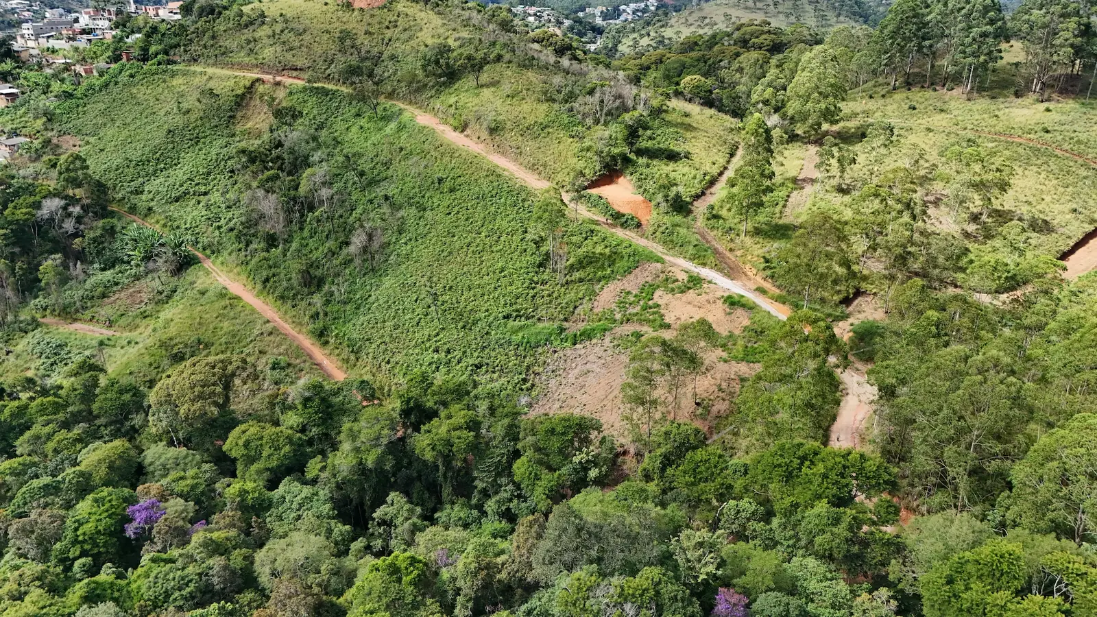 Vista aérea do Loteamento Magnólias II com o bairro ao fundo, Nova Friburgo – RJ